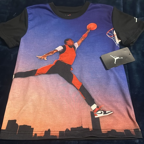 NWT Jordan little Boys' "Skyline" Tee - Picture 5 of 11